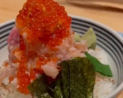 Donburi Ocean japan saumon(riz vinegre, saumon, œuf de saumon, mazago, nori, concombre, ciboulette, sauce èpice/teriyaki)