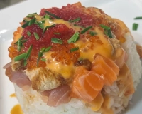 Donburi blue sea ( saumon, thon,ʻœuf de saumon, masago, thoncuit,ciboulette, sauce èpice ou teriyaki