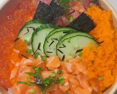 Donburi Ocean japan ( riz vinegre, saumon, thon, œuf de saumon,mazago,concombre, nori, ciboulette, sauce èpice/teriyaki)