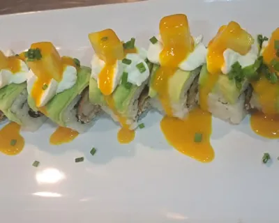 Dragon bio (crevette tempura, Avocat,,cheese, mongue cube,mongue sauce, ciboulette